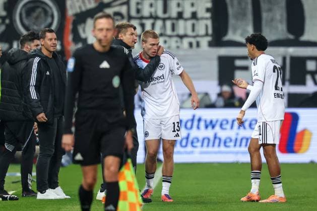 Chef-Trainer Dino Toppmoeller (Eintracht Frankfurt) jubelt mit Rasmus Kristensen 13 (Eintracht Frankfurt) ueber das 1:1, gibt gleichzeitig Anweisungen, mit Sportdirektor Timmo Hardung (Eintracht Frankfurt) und Nathaniel Brown 21 (Eintracht Frankfurt), 1.FC Heidenheim 1846 vs. Eintracht Frankfurt, Fussball, Maenner, DFL, Bundesliga, Saison 2025 2026, Voith Arena, 9. Spieltag, 01.11.2025 Heidenheim Baden-Wuerttemberg Deutschland