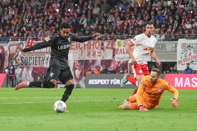 01.11.2025, xgox, Fussball 1.Bundesliga, RB Leipzig - VfB Stuttgart emspor, v.l. Tor zum 2:1 durch Tiago Tomas (Stuttgart, 8) (DFL DFB REGULATIONS PROHIBIT ANY USE OF PHOTOGRAPHS as IMAGE SEQUENCES and or QUASI-VIDEO) Leipzig