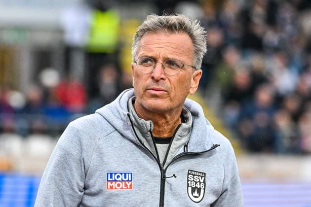 GER, 3. Liga, SSV Ulm 1846 vs VfB Stuttgart II 01.11.2025, Donaustadion, Ulm, GER, 3. Liga, SSV Ulm 1846 vs VfB Stuttgart II, im Bild Mannschaftsarzt Dr. Christoph Buck (SSV Ulm)