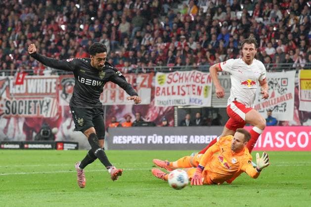 01.11.2025, xgox, Fussball 1.Bundesliga, RB Leipzig - VfB Stuttgart emspor, v.l. Tor zum 2:1 durch Tiago Tomas (Stuttgart, 8) (DFL DFB REGULATIONS PROHIBIT ANY USE OF PHOTOGRAPHS as IMAGE SEQUENCES and or QUASI-VIDEO) Leipzig