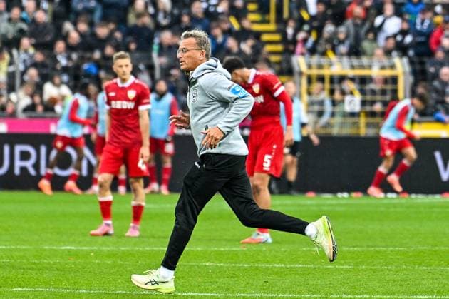 GER, 3. Liga, SSV Ulm 1846 vs VfB Stuttgart II 01.11.2025, Donaustadion, Ulm, GER, 3. Liga, SSV Ulm 1846 vs VfB Stuttgart II, im Bild Mannschaftsarzt Dr. Christoph Buck (SSV Ulm) eilt zu einem verletzten Spieler