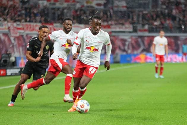 RB Leipzig vs. VfB Stuttgart, 01.11.2025 LEIPZIG, DEUTSCHLAND - NOVEMBER 1: Yan Diomande (49, RB Leipzig) während des Bundesliga-Spiels zwischen RB Leipzig vs. VfB Stuttgart in der Red Bull Arena am 9. Spieltag der 1. Bundesliga am November 1, 2025 in Leipzig, Deutschland. DFL REGULATIONS PROHIBIT ANY USE OF PHOTOGRAPHS AS IMAGE SEQUENCES AND OR QUASI-VIDEO. Copyright: xBEAUTIFULxSPORTS JanxKaeferx