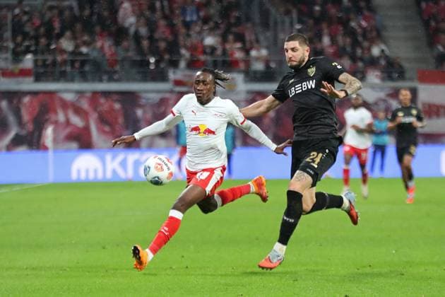 RB Leipzig vs. VfB Stuttgart, 01.11.2025 LEIPZIG, DEUTSCHLAND - NOVEMBER 1: Yan Diomande (49, RB Leipzig) gegen Jeff Chabot (24, VfB Stuttgart) während des Bundesliga-Spiels zwischen RB Leipzig vs. VfB Stuttgart in der Red Bull Arena am 9. Spieltag der 1. Bundesliga am November 1, 2025 in Leipzig, Deutschland. DFL REGULATIONS PROHIBIT ANY USE OF PHOTOGRAPHS AS IMAGE SEQUENCES AND OR QUASI-VIDEO. Copyright: xBEAUTIFULxSPORTS JanxKaeferx