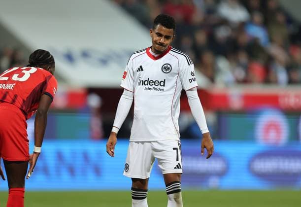01.11.2025, Fussball Bundesliga, 1. FC Heidenheim - Eintracht Frankfurt, v.l., Ansgar Knauff (Eintracht Frankfurt) enttaeuscht, enttaeuscht schauend, dissapointed, traurig, frustiert, frust, gefrustet DFL DFB REGULATIONS PROHIBIT ANY USE OF PHOTOGRAPHS AS IMAGE SEQUENCES AND OR QUASI-VIDEO. xdcx Copyright: HMBxMedia Claus