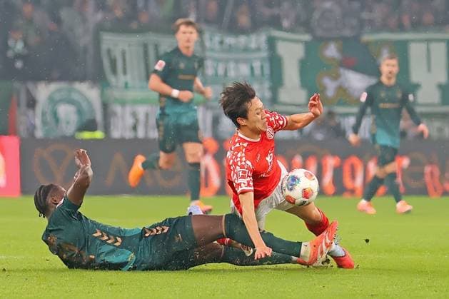 Mainz, Deutschland 01. November 2025: 1. BL - 2025 2026 - FSV Mainz 05 vs. SV Werder Bremen Im Bild: v. li. im Zweikampf Karim Coulibaly (SVW) gegen Jae-sung Lee (Mainz). DFL regulations prohibit any use of photographs as image sequences and or quasi-video Mewa Arena Rheinland - Pfalz Copyright: xFotostandx xRacochax
