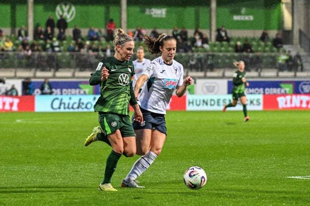 Fußball I Frauen I Saison 2025-2026 I Bundesliga I 8. Spieltag I VfL Wolfsburg - TSG Hoffenheim I 01.11.2025 Zweikampf Svenja Huth (10, VfL Wolfsburg) gegen Jamilla Sofia Rankin (5, TSG Hoffenheim) Wolfsburg AOK Stadion Niedersachsen Deutschland Copyright: xLobeca InesxHähnelx