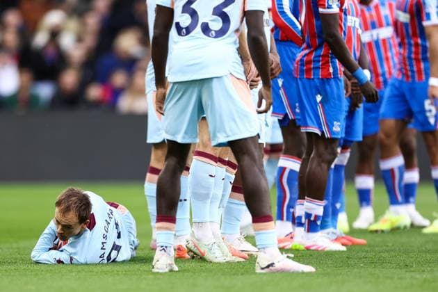Crystal Palace v Brentford 01 November 2025, London - Premier League Football - Crystal Palace v Brentford - Mikkel Damsgaard of Brentford lays down behind the wall - Photo: Jacques Feeney Offside. London UK Copyright: xJacquesxFeeneyx xOffsidexOffside