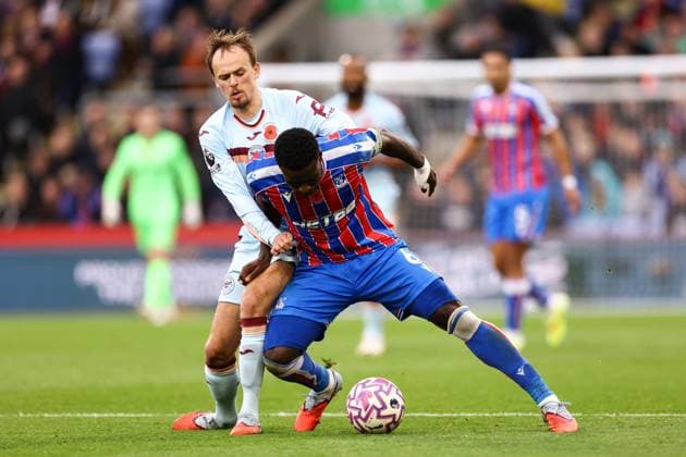Crystal Palace v Brentford 01 November 2025, London - Premier League Football - Crystal Palace v Brentford - Marc Guehi of Crystal Palace and Mikkel Damsgaard of Brentford - Photo: Jacques Feeney Offside. London UK Copyright: xJacquesxFeeneyx xOffsidexOffside