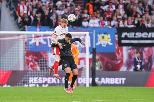 Leipzig, Sachsen, Deutschland, 01.11.2025: Red-Bull-Arena: 9. Spieltag, Saison 2025 26, 1. Fußball-Bundesliga: RB Leipzig - VfB Stuttgart: Nicolas Seiwald (13, RBL) und Jeff Chabot (24, VfB Stuttgart) Copyright: xdtsxNachrichtenagenturx dts_91588