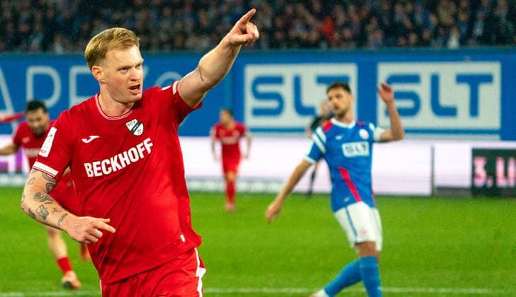 1.11.2025, Fußball, GER, Herren, 3. Liga, DFL, 13. Spieltag, FC Hansa Rostock - SC Verl Jonas Arweiler (SC Verl, li.) jubelt über den Treffer zum 1:1.. Rostock Ostseestadion Mecklenburg-Vorpommern Deutschland