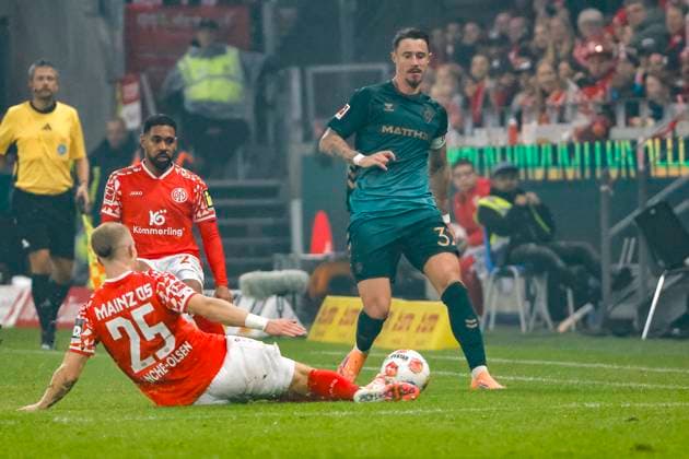 Andreas Hanche-Olsen (1.FSV Mainz, 25) und Marco Friedl (SV Werder Bremen, 32) im Zweikampf , Deutschland, Fussball, 1. Bundesliga, 9.Spieltag, 2025 2026, 1.FSV Mainz vs. Werder Bremen, 01.11.2025, Mewa Arena, Mainz, Deutschland Mainz Mewa Arena Rheinland-Pfalz Deutschland Copyright: xGrantxHubbsx