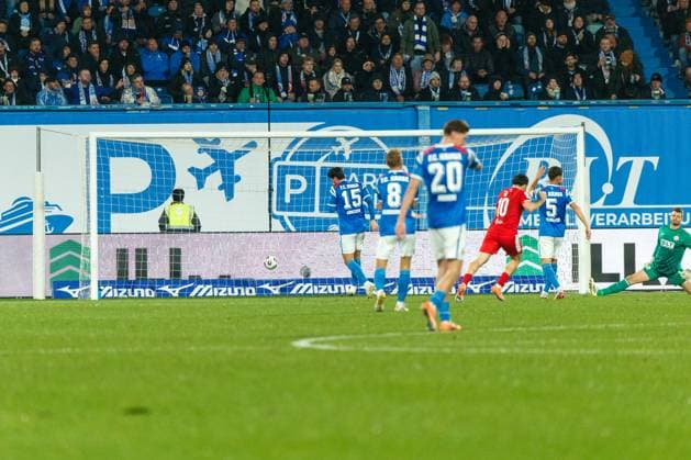 Nicht im. Bild: Jonas Arsweiler (VERL) trifft hier zum 1:1; GER, FC Hansa Rostock vs. SC Verl, Fußball, Männer, 3. Liga, 13.Spieltag, Spielzeit 2025 2026, 01.11.2025 Rostock Ostseestadion Mecklenburg - Vorpommern Deutschland