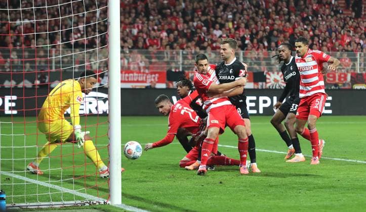 Andrej Ilic erzielt ein Abseitstor Tor Zweikampf Spielszene Aktion Fußball Fussball Bundesliga Herren DFL 9. Spieltag Saison 2025 2026 01.11.2025 1.FC Union Berlin FCU vs. SC Freiburg SCF DFL regulations prohibit any use of photographs as image sequences and or quasi-video.