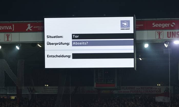 VAR Video Assist Referee Abseitstor? Fußball Fussball Bundesliga Herren DFL 9. Spieltag Saison 2025 2026 01.11.2025 1.FC Union Berlin FCU vs. SC Freiburg SCF DFL regulations prohibit any use of photographs as image sequences and or quasi-video.