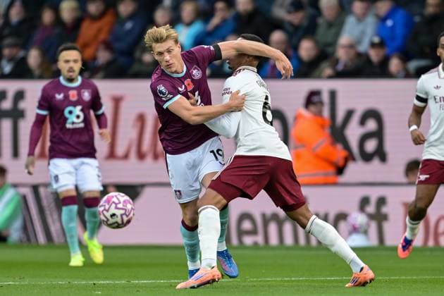 1st November 2025; Turf Moor, Burnley, Lancashire, England; Premier League Football, Burnley versus Arsenal; Gabriel of Arsenal tussles with Zian Flemming of Burnley for the ball  LeexDurkin