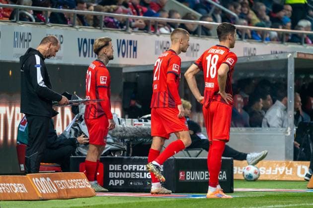 Dreifacher Wechsel beim FC Heidenheim, Niklas Dorsch (FC Heidenheim, 30), Adrian Beck (FC Heidenheim, 21), Marvin Pieringer (FC Heidenheim, 18), GER, 1. FC Heidenheim 1846 vs. Eintracht Frankfurt, Fussball, 1. Bundesliga, 9. Spieltag, Spielzeit 2025 2026, 01.11.2025, DFL REGULATIONS PROHIBIT ANY USE OF PHOTOGRAPHS AS IMAGE SEQUENCES AND OR QUASI-VIDEO, GER, 1. FC Heidenheim 1846 vs. Eintracht Frankfurt, Fussball, 1. Bundesliga, 9. Spieltag, Spielzeit 2025 2026, 01.11.2025, Heidenheim Copyright: xEibner-Pressefoto EdwardxCheungx EP_ECG