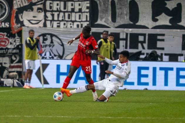 Zweikampf zwischen Omar Haktab Traore (FC Heidenheim, 23) und Ansgar Knauff (Eintracht Frankfurt, 07), GER, 1. FC Heidenheim 1846 vs. Eintracht Frankfurt, Fussball, 1. Bundesliga, 9. Spieltag, Spielzeit 2025 2026, 01.11.2025, DFL REGULATIONS PROHIBIT ANY USE OF PHOTOGRAPHS AS IMAGE SEQUENCES AND OR QUASI-VIDEO, GER, 1. FC Heidenheim 1846 vs. Eintracht Frankfurt, Fussball, 1. Bundesliga, 9. Spieltag, Spielzeit 2025 2026, 01.11.2025, Heidenheim Copyright: xEibner-Pressefoto EdwardxCheungx EP_ECG