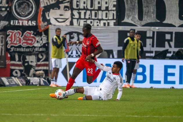 Zweikampf zwischen Omar Haktab Traore (FC Heidenheim, 23) und Ansgar Knauff (Eintracht Frankfurt, 07), GER, 1. FC Heidenheim 1846 vs. Eintracht Frankfurt, Fussball, 1. Bundesliga, 9. Spieltag, Spielzeit 2025 2026, 01.11.2025, DFL REGULATIONS PROHIBIT ANY USE OF PHOTOGRAPHS AS IMAGE SEQUENCES AND OR QUASI-VIDEO, GER, 1. FC Heidenheim 1846 vs. Eintracht Frankfurt, Fussball, 1. Bundesliga, 9. Spieltag, Spielzeit 2025 2026, 01.11.2025, Heidenheim Copyright: xEibner-Pressefoto EdwardxCheungx EP_ECG
