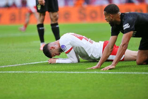 Leipzig, Sachsen, Deutschland, 01.11.2025: Red-Bull-Arena: 9. Spieltag, Saison 2025 26, 1. Fußball-Bundesliga: RB Leipzig - VfB Stuttgart: Romulo Cardoso (40, RBL) am Boden, daneben Josha Vagnoman (4, VfB Stuttgart) Copyright: xdtsxNachrichtenagenturx dts_91593