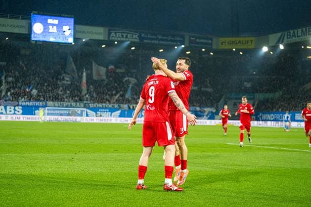 Rostock, Deutschland 01. November 2025: 3. Liga - 2025 2026 - FC Hansa Rostock vs. SC Verl Im Bild: v.li. Torschuetze, Torschütze, Jonas Arweiler (SC Verl) jubelt nach seinem Tor zum 1:1 mit Berkan Taz (SC Verl) DFB regulations prohibit any use of photographs as image sequences and or quasi-video. Copyright: xFotostandx xVoelkerx