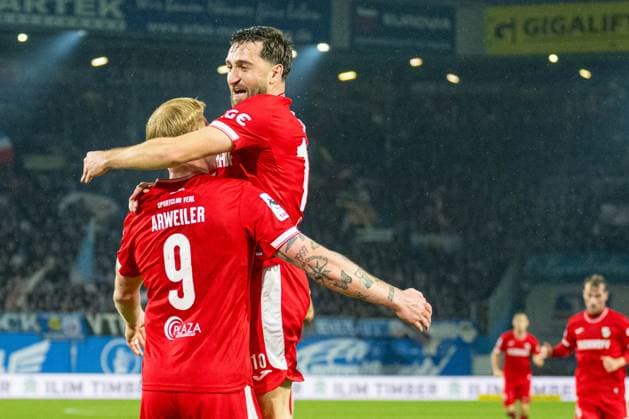 Rostock, Deutschland 01. November 2025: 3. Liga - 2025 2026 - FC Hansa Rostock vs. SC Verl Im Bild: v.li. Torschuetze, Torschütze, Jonas Arweiler (SC Verl) jubelt nach seinem Tor zum 1:1 mit Berkan Taz (SC Verl) DFB regulations prohibit any use of photographs as image sequences and or quasi-video. Copyright: xFotostandx xVoelkerx