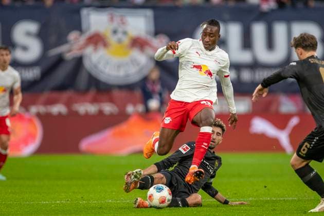 GER, Leipzig, Fußball, DFL Bundesliga, 9. Spieltag, RB Leipzig vs. VFB Stuttgart im Bild v.l.: Yan Diomande (RB Leipzig 49), Atakan Karazor (VFB Stuttgart 16), Zweikampf 01.11.2025, Red-Bull Arena Leipzig DFL DFB REGULATIONS PROHIBIT ANY USE OF PHOTOGRAPHS AS IMAGE SEQUENCES AND OR QUASI-VIDEO, Copyright: HMBxMedia PaulxFritz
