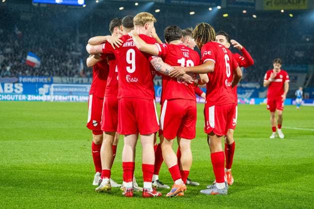 Rostock, Deutschland 01. November 2025: 3. Liga - 2025 2026 - FC Hansa Rostock vs. SC Verl Im Bild: 3.v.li. Jonas Arweiler (SC Verl) jubelt nach seinem Tor zum 1:1 mit seinen Mannschaftskollegen, DFB regulations prohibit any use of photographs as image sequences and or quasi-video. Copyright: xFotostandx xVoelkerx