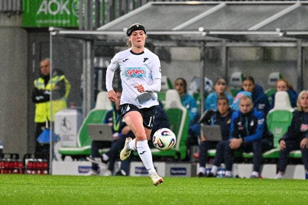 Fußball I Frauen I Saison 2025-2026 I Bundesliga I 8. Spieltag I VfL Wolfsburg - TSG Hoffenheim I 01.11.2025 Wianda Douma (13, TSG Hoffenheim) mit Ball Freisteller, Nahaufnahme, Porträt, Portrait, Einzelfoto, Einzelbild, Körper Wolfsburg AOK Stadion Niedersachsen Deutschland Copyright: xLobeca InesxHähnelx