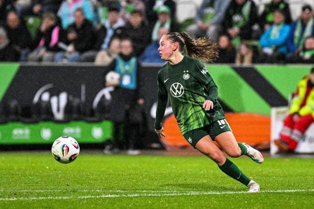 Fußball I Frauen I Saison 2025-2026 I Bundesliga I 8. Spieltag I VfL Wolfsburg - TSG Hoffenheim I 01.11.2025 Janou Johanna Theodora Levels (15, VfL Wolfsburg) mit Ball Freisteller, Nahaufnahme, Porträt, Portrait, Einzelfoto, Einzelbild, Körper Wolfsburg AOK Stadion Niedersachsen Deutschland Copyright: xLobeca InesxHähnelx