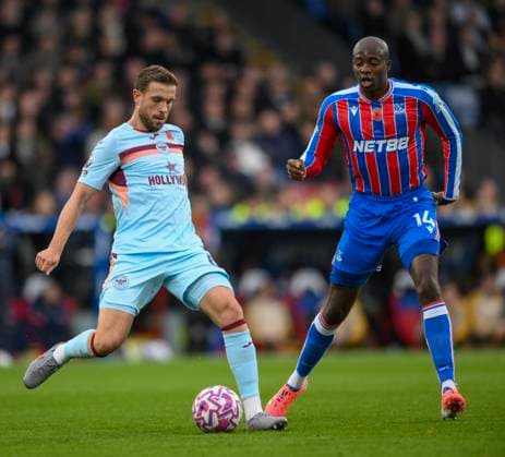 Crystal Palace v Brentford Premier League Jean-Philippe Mateta of Crystal Palace pressures Jordan Henderson of Brentford during the Premier League match at Selhurst Park, London UK Newspapers OUT Copyright: xMalcolmxFellx FIL-22447-0029