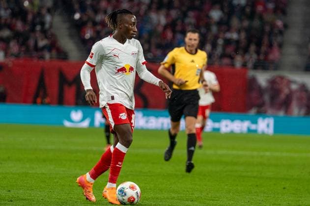 Deutschland, Fussball, 1. Bundesliga, 9. Spieltag, 2025 2026, RB Leipzig - VfB Stuttgart am 01.11. in Leipzig (Red Bull Arena): Auf dem Weg zum 2:0 Yan Diomande (RB Leipzig 49) Copyright: xSvenxHeidmannx
