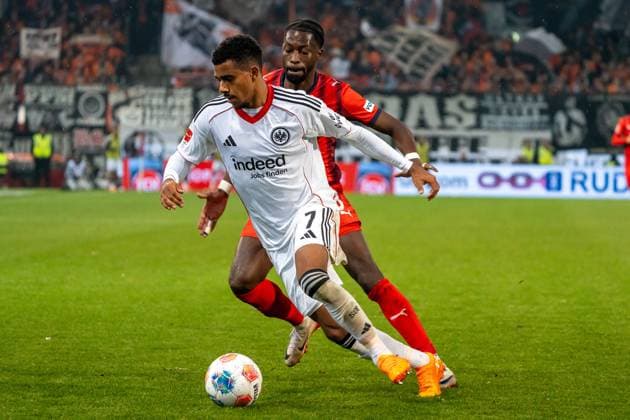 Zweikampf zwischen Ansgar Knauff (Eintracht Frankfurt, 07) und Omar Haktab Traore (FC Heidenheim, 23), GER, 1. FC Heidenheim 1846 vs. Eintracht Frankfurt, Fussball, 1. Bundesliga, 9. Spieltag, Spielzeit 2025 2026, 01.11.2025, DFL REGULATIONS PROHIBIT ANY USE OF PHOTOGRAPHS AS IMAGE SEQUENCES AND OR QUASI-VIDEO, GER, 1. FC Heidenheim 1846 vs. Eintracht Frankfurt, Fussball, 1. Bundesliga, 9. Spieltag, Spielzeit 2025 2026, 01.11.2025, Heidenheim Copyright: xEibner-Pressefoto EdwardxCheungx EP_ECG