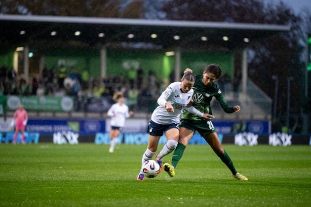 Laura Gloning (TSG Hoffenheim, 20) im Zweikampf mit Cora Zicai (VfL Wolfsburg, 28), GER, VfL Wolfsburg vs TSG 1899 Hoffenheim, Fussball Google Pixel Frauen Bundesliga, 8. Spieltag, Saison 2025 2026, 01.11.2025 DFB regulations prohibit any use of photographs as image sequences and or quasi-video GER, VfL Wolfsburg vs TSG 1899 Hoffenheim, Fussball Google Pixel Frauen Bundesliga, 8. Spieltag, Saison 2025 2026, 01.11.2025 Wolfsburg Copyright: xEibner-Pressefoto Memmlerx EP_MMR