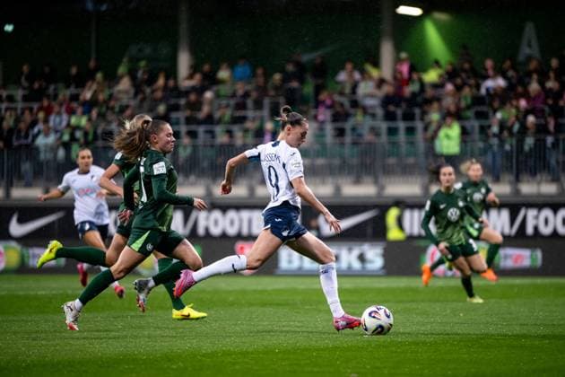Jill Janssens (TSG Hoffenheim, 09) am Ball, GER, VfL Wolfsburg vs TSG 1899 Hoffenheim, Fussball Google Pixel Frauen Bundesliga, 8. Spieltag, Saison 2025 2026, 01.11.2025 DFB regulations prohibit any use of photographs as image sequences and or quasi-video GER, VfL Wolfsburg vs TSG 1899 Hoffenheim, Fussball Google Pixel Frauen Bundesliga, 8. Spieltag, Saison 2025 2026, 01.11.2025 Wolfsburg Copyright: xEibner-Pressefoto Memmlerx EP_MMR