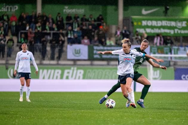 Vanessa Diehm (TSG Hoffenheim, 06) im Zweikampf mit Alexandra Popp (VfL Wolfsburg, 11), GER, VfL Wolfsburg vs TSG 1899 Hoffenheim, Fussball Google Pixel Frauen Bundesliga, 8. Spieltag, Saison 2025 2026, 01.11.2025 DFB regulations prohibit any use of photographs as image sequences and or quasi-video GER, VfL Wolfsburg vs TSG 1899 Hoffenheim, Fussball Google Pixel Frauen Bundesliga, 8. Spieltag, Saison 2025 2026, 01.11.2025 Wolfsburg Copyright: xEibner-Pressefoto Memmlerx EP_MMR