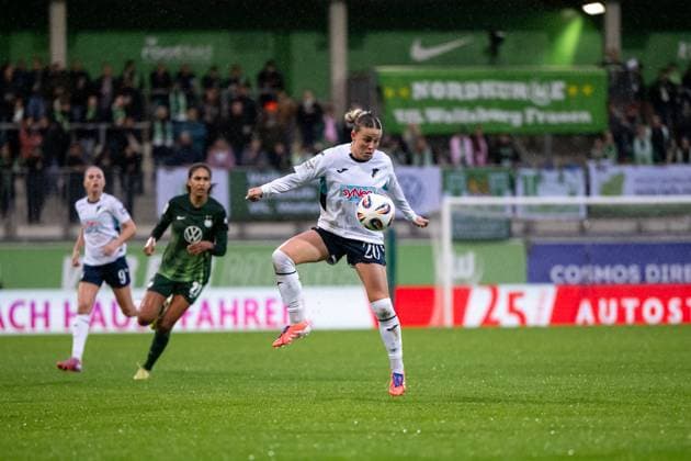 Laura Gloning (TSG Hoffenheim, 20) am Ball, GER, VfL Wolfsburg vs TSG 1899 Hoffenheim, Fussball Google Pixel Frauen Bundesliga, 8. Spieltag, Saison 2025 2026, 01.11.2025 DFB regulations prohibit any use of photographs as image sequences and or quasi-video GER, VfL Wolfsburg vs TSG 1899 Hoffenheim, Fussball Google Pixel Frauen Bundesliga, 8. Spieltag, Saison 2025 2026, 01.11.2025 Wolfsburg Copyright: xEibner-Pressefoto Memmlerx EP_MMR
