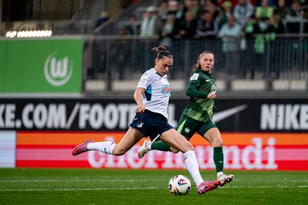 Jill Janssens (TSG Hoffenheim, 09) am Ball, GER, VfL Wolfsburg vs TSG 1899 Hoffenheim, Fussball Google Pixel Frauen Bundesliga, 8. Spieltag, Saison 2025 2026, 01.11.2025 DFB regulations prohibit any use of photographs as image sequences and or quasi-video GER, VfL Wolfsburg vs TSG 1899 Hoffenheim, Fussball Google Pixel Frauen Bundesliga, 8. Spieltag, Saison 2025 2026, 01.11.2025 Wolfsburg Copyright: xEibner-Pressefoto Memmlerx EP_MMR