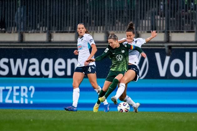 Svenja Huth (VfL Wolfsburg, 10) im Zweikampf mit Franziska Harsch (TSG Hoffenheim, 17), GER, VfL Wolfsburg vs TSG 1899 Hoffenheim, Fussball Google Pixel Frauen Bundesliga, 8. Spieltag, Saison 2025 2026, 01.11.2025 DFB regulations prohibit any use of photographs as image sequences and or quasi-video GER, VfL Wolfsburg vs TSG 1899 Hoffenheim, Fussball Google Pixel Frauen Bundesliga, 8. Spieltag, Saison 2025 2026, 01.11.2025 Wolfsburg Copyright: xEibner-Pressefoto Memmlerx EP_MMR
