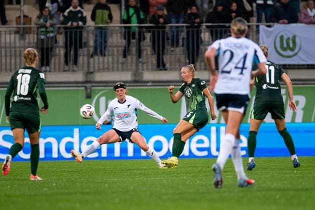 Wielle Douma (TSG Hoffenheim, 13) im Zweikampf mit Ella Peddemors (VfL Wolfsburg, 05), GER, VfL Wolfsburg vs TSG 1899 Hoffenheim, Fussball Google Pixel Frauen Bundesliga, 8. Spieltag, Saison 2025 2026, 01.11.2025 DFB regulations prohibit any use of photographs as image sequences and or quasi-video GER, VfL Wolfsburg vs TSG 1899 Hoffenheim, Fussball Google Pixel Frauen Bundesliga, 8. Spieltag, Saison 2025 2026, 01.11.2025 Wolfsburg Copyright: xEibner-Pressefoto Memmlerx EP_MMR