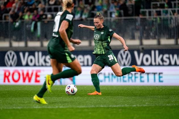 Sarai Linder (VfL Wolfsburg, 39) am Ball, GER, VfL Wolfsburg vs TSG 1899 Hoffenheim, Fussball Google Pixel Frauen Bundesliga, 8. Spieltag, Saison 2025 2026, 01.11.2025 DFB regulations prohibit any use of photographs as image sequences and or quasi-video GER, VfL Wolfsburg vs TSG 1899 Hoffenheim, Fussball Google Pixel Frauen Bundesliga, 8. Spieltag, Saison 2025 2026, 01.11.2025 Wolfsburg Copyright: xEibner-Pressefoto Memmlerx EP_MMR