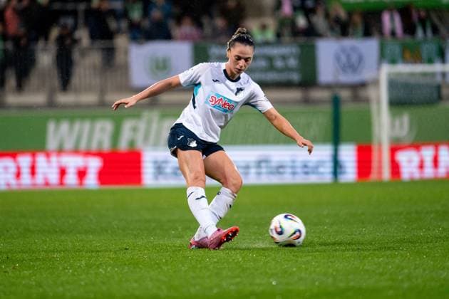 Jill Janssens (TSG Hoffenheim, 09) am Ball, GER, VfL Wolfsburg vs TSG 1899 Hoffenheim, Fussball Google Pixel Frauen Bundesliga, 8. Spieltag, Saison 2025 2026, 01.11.2025 DFB regulations prohibit any use of photographs as image sequences and or quasi-video GER, VfL Wolfsburg vs TSG 1899 Hoffenheim, Fussball Google Pixel Frauen Bundesliga, 8. Spieltag, Saison 2025 2026, 01.11.2025 Wolfsburg Copyright: xEibner-Pressefoto Memmlerx EP_MMR