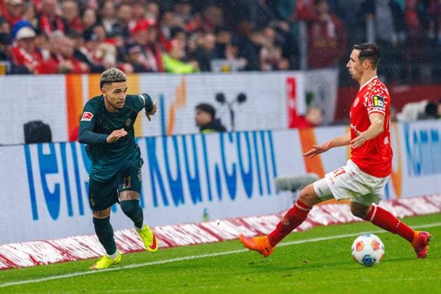 1. Fußball Bundesliga: 1. FSV Mainz 05 - Werder Bremen, 01.11.2025 Justin Njinmah (SV Werder Bremen, 11) legt den Ball durch die Beine von Dominik Kohr (1. FSV Mainz 05, 31) Spiel vom 9. Spieltag der Fußball Bundesliga zwischen 1. FSV Mainz 05 und Borussia Dortmund in der MEWA Arena am 27.09.2025 DFL DFB regulations prohibit any use of photographs as image sequences and or quasi-video. Copyright: xBEAUTIFULxSPORTS Hahnex