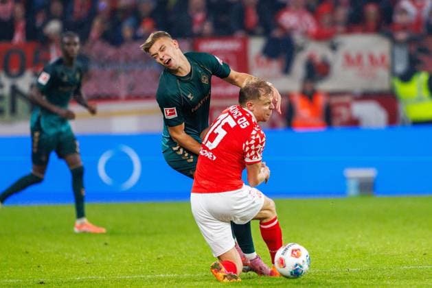 1. Fußball Bundesliga: 1. FSV Mainz 05 - Werder Bremen, 01.11.2025 Robuster Zweikampf zwischen Keke Topp (SV Werder Bremen, 9) und Lennard Maloney (1. FSV Mainz 05, 15) Spiel vom 9. Spieltag der Fußball Bundesliga zwischen 1. FSV Mainz 05 und Borussia Dortmund in der MEWA Arena am 27.09.2025 DFL DFB regulations prohibit any use of photographs as image sequences and or quasi-video. Copyright: xBEAUTIFULxSPORTS Hahnex