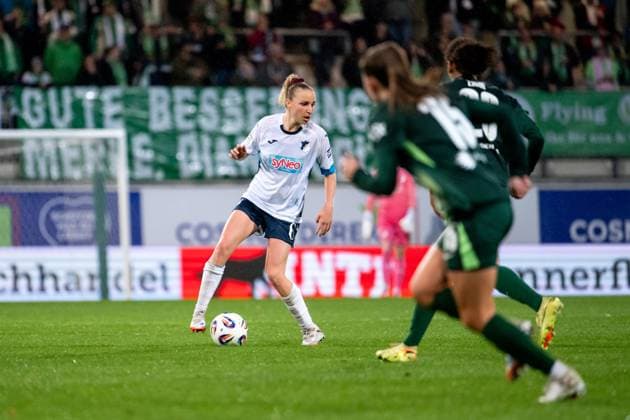 Vanessa Diehm (TSG Hoffenheim, 06) am Ball, GER, VfL Wolfsburg vs TSG 1899 Hoffenheim, Fussball Google Pixel Frauen Bundesliga, 8. Spieltag, Saison 2025 2026, 01.11.2025 DFB regulations prohibit any use of photographs as image sequences and or quasi-video GER, VfL Wolfsburg vs TSG 1899 Hoffenheim, Fussball Google Pixel Frauen Bundesliga, 8. Spieltag, Saison 2025 2026, 01.11.2025 Wolfsburg Copyright: xEibner-Pressefoto Memmlerx EP_MMR