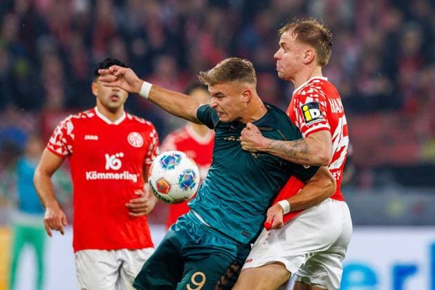 1. Fußball Bundesliga: 1. FSV Mainz 05 - Werder Bremen, 01.11.2025 Zweikampf zwischen Keke Topp (SV Werder Bremen, 9) und Lennard Maloney (1. FSV Mainz 05, 15) Spiel vom 9. Spieltag der Fußball Bundesliga zwischen 1. FSV Mainz 05 und Borussia Dortmund in der MEWA Arena am 27.09.2025 DFL DFB regulations prohibit any use of photographs as image sequences and or quasi-video. Copyright: xBEAUTIFULxSPORTS Hahnex