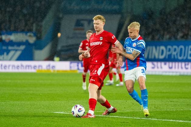 Rostock, Deutschland 01. November 2025: 3. Liga - 2025 2026 - FC Hansa Rostock vs. SC Verl Im Bild: v. li. im Zweikampf Jonas Arweiler (SC Verl) und Viktor Bergh (Hansa Rostock) DFB regulations prohibit any use of photographs as image sequences and or quasi-video. Copyright: xFotostandx xVoelkerx