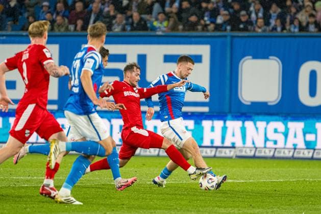 Rostock, Deutschland 01. November 2025: 3. Liga - 2025 2026 - FC Hansa Rostock vs. SC Verl Im Bild: 3.v. li. im Zweikampf Yari Otto (SC Verl) und Jonas Dirkner (Hansa Rostock) DFB regulations prohibit any use of photographs as image sequences and or quasi-video. Copyright: xFotostandx xVoelkerx