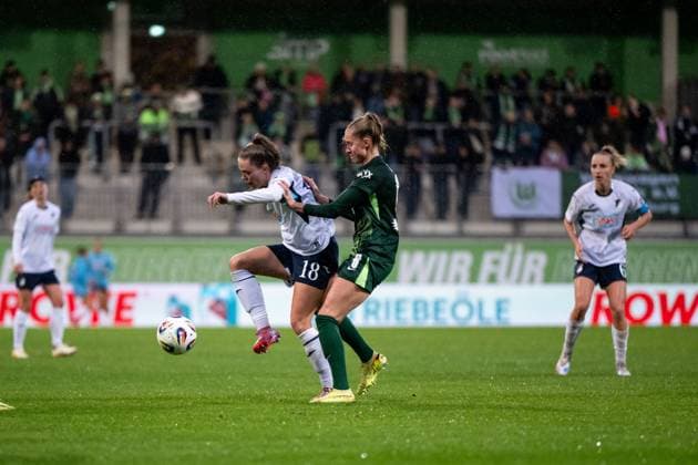 Valesca Ampoorter (TSG Hoffenheim, 18) im Zweikampf mit Janina Minge (VfL Wolfsburg, 06), GER, VfL Wolfsburg vs TSG 1899 Hoffenheim, Fussball Google Pixel Frauen Bundesliga, 8. Spieltag, Saison 2025 2026, 01.11.2025 DFB regulations prohibit any use of photographs as image sequences and or quasi-video GER, VfL Wolfsburg vs TSG 1899 Hoffenheim, Fussball Google Pixel Frauen Bundesliga, 8. Spieltag, Saison 2025 2026, 01.11.2025 Wolfsburg Copyright: xEibner-Pressefoto Memmlerx EP_MMR