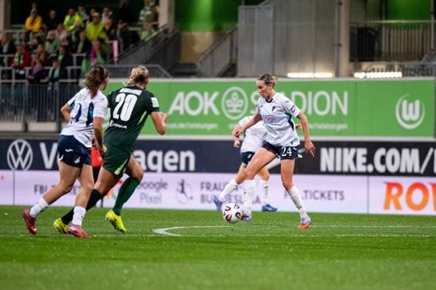 Feli Delacauw (TSG Hoffenheim, 24) am Ball, GER, VfL Wolfsburg vs TSG 1899 Hoffenheim, Fussball Google Pixel Frauen Bundesliga, 8. Spieltag, Saison 2025 2026, 01.11.2025 DFB regulations prohibit any use of photographs as image sequences and or quasi-video GER, VfL Wolfsburg vs TSG 1899 Hoffenheim, Fussball Google Pixel Frauen Bundesliga, 8. Spieltag, Saison 2025 2026, 01.11.2025 Wolfsburg Copyright: xEibner-Pressefoto Memmlerx EP_MMR