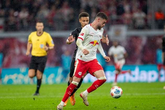 GER, Leipzig, Fußball, DFL Bundesliga, 9. Spieltag, RB Leipzig vs. VFB Stuttgart im Bild v.l.: Luca Jaquez (VFB Stuttgart 14), Romulo (RB Leipzig 40), zweikampf 01.11.2025, Red-Bull Arena Leipzig DFL DFB REGULATIONS PROHIBIT ANY USE OF PHOTOGRAPHS AS IMAGE SEQUENCES AND OR QUASI-VIDEO, Copyright: HMBxMedia PaulxFritz